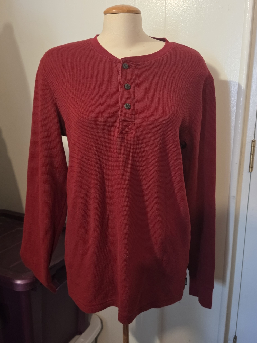 American Eagle Outfitters Men's Long-Sleeve Henley in Burgundy